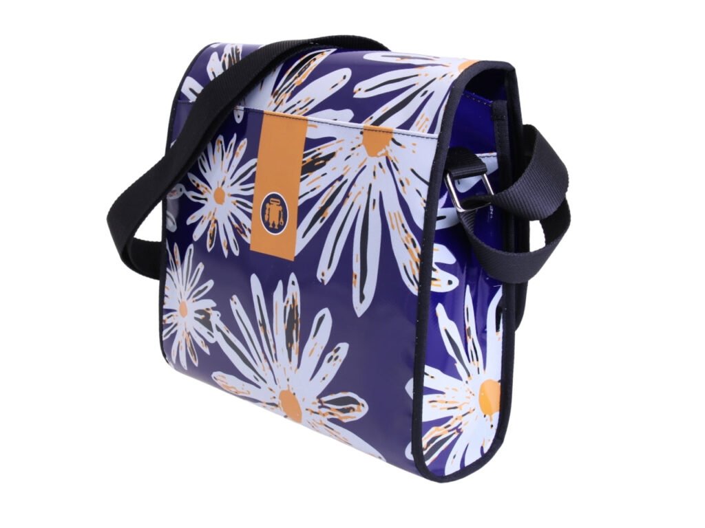 BORSA CROSSBODY BLU CON FANTASIA FLOREALE. MODELLO DI ROTTURA REALIZZATO CON TELONI DI CAMION.