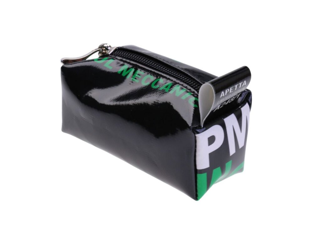 ...PORTACHIAVI CON DESIGN A MATITA NEI COLORI NERO E VERDE.