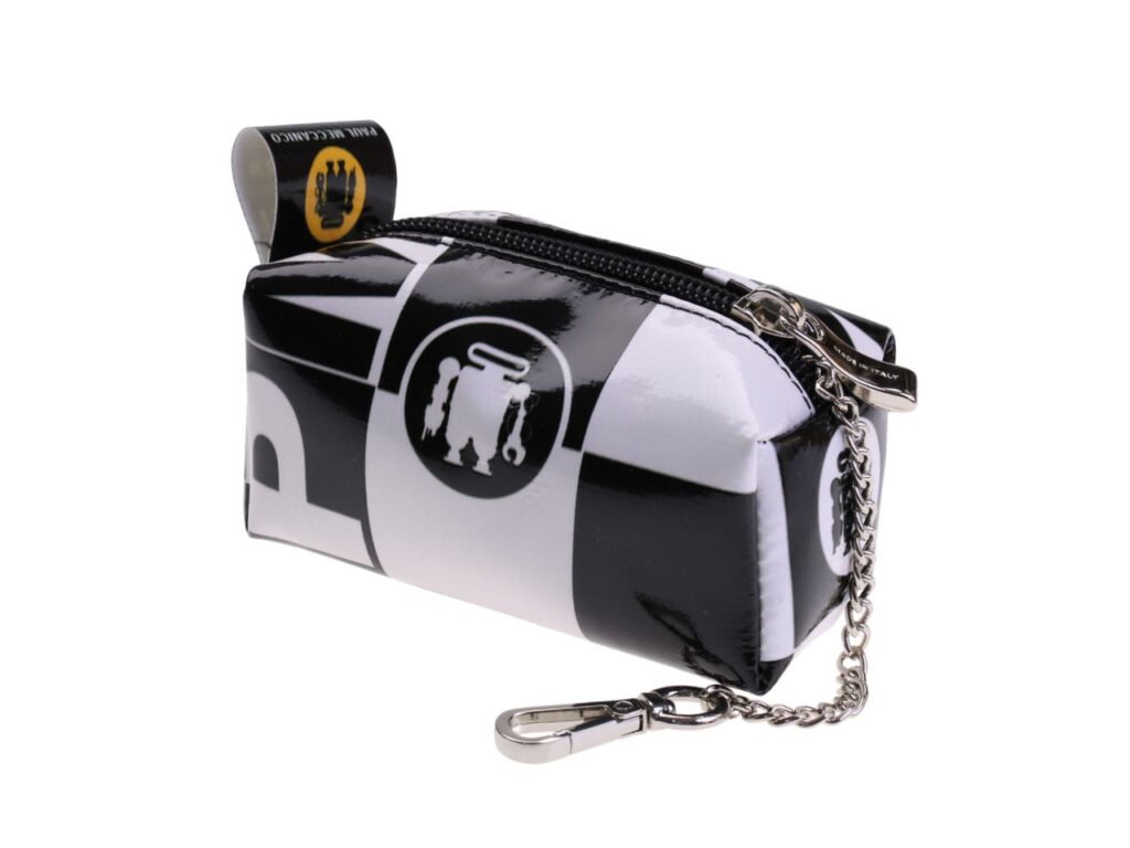 ...PORTACHIAVI A FORMA DI ASTUCCIO IN BIANCO E NERO CON FANTASIA A SCACCHI.