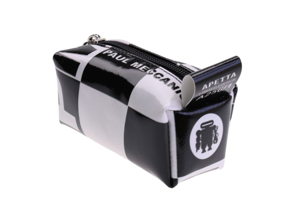 ...PORTACHIAVI A FORMA DI ASTUCCIO IN BIANCO E NERO CON FANTASIA A SCACCHI.