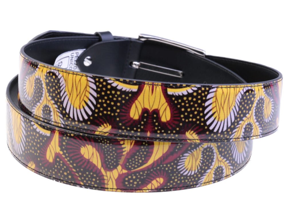 FANTASIA AFRO CON CINTURA DA UOMO REALIZZATA CON TELONI DI CAMION.