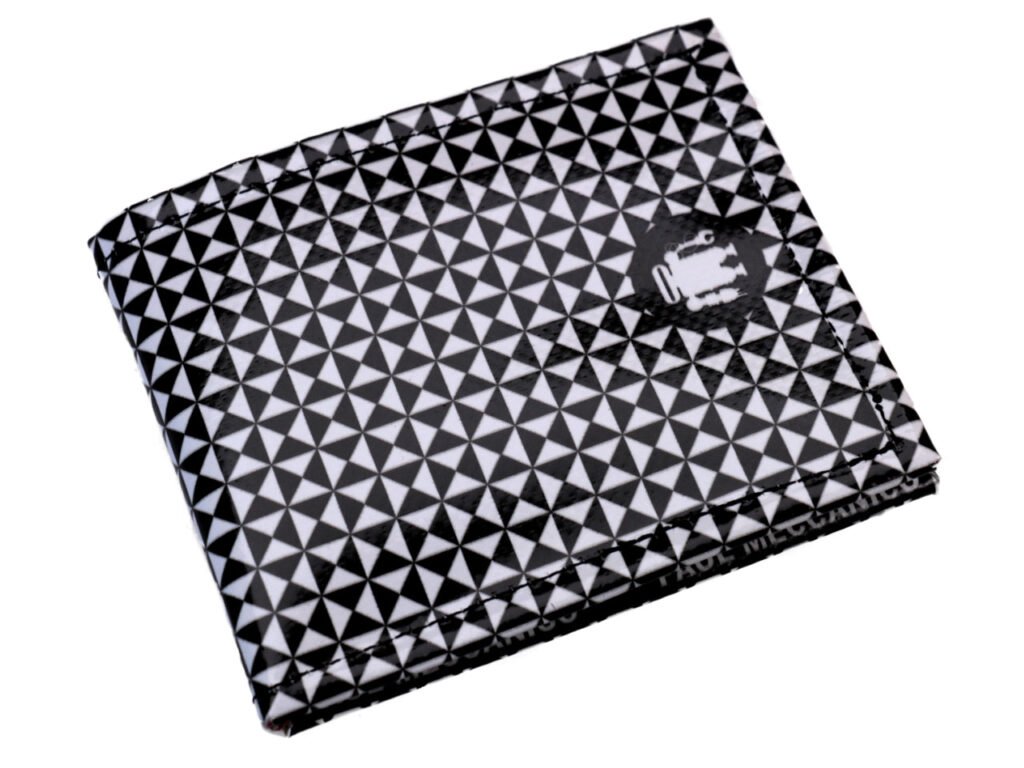 PORTAFOGLIO DA UOMO IN BIANCO E NERO A FANTASIA GEOMETRICA. MODELLO CRIK REALIZZATO CON TELONI DI CAMION. - Edizione limitata Paul Meccanico