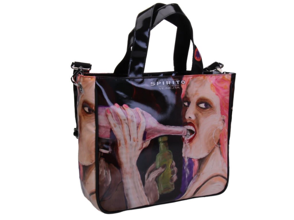 TOTE BAG "FIESTA" DI PAUL ALBERT DARI. MODELLO GLAM REALIZZATO CON TELONI DI CAMION. LIBRO "LA PITTURA E' DONNA INCLUSO NEL PREZZO".