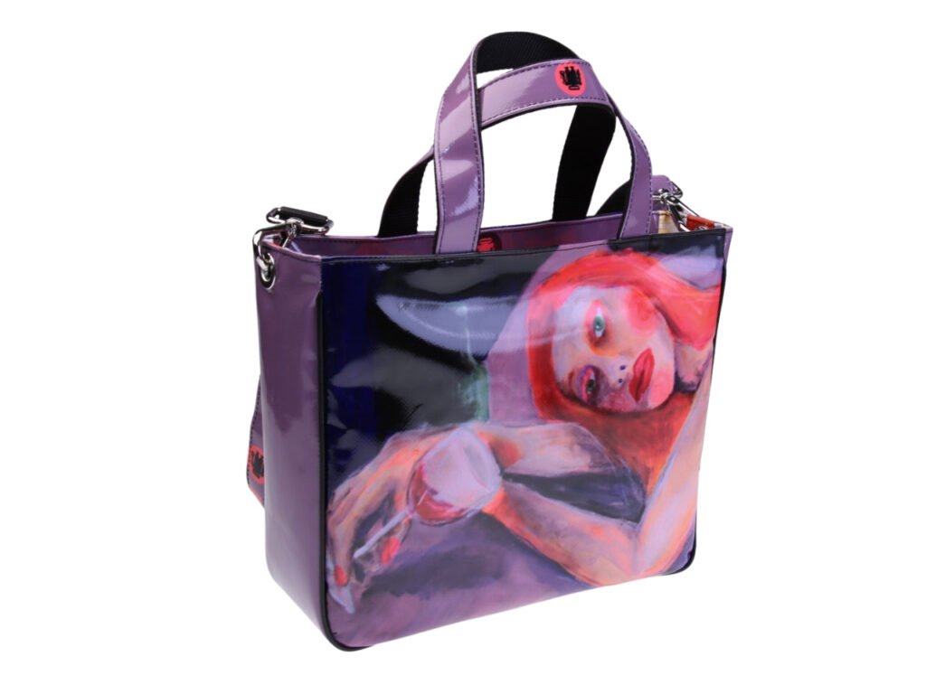 .TOTE BAG "DRINKING AGAIN" DI PAUL ALBERT DARI. MODELLO GLAM REALIZZATO CON TELONI DI CAMION. LIBRO "LA PITTURA E' DONNA INCLUSO NEL PREZZO".