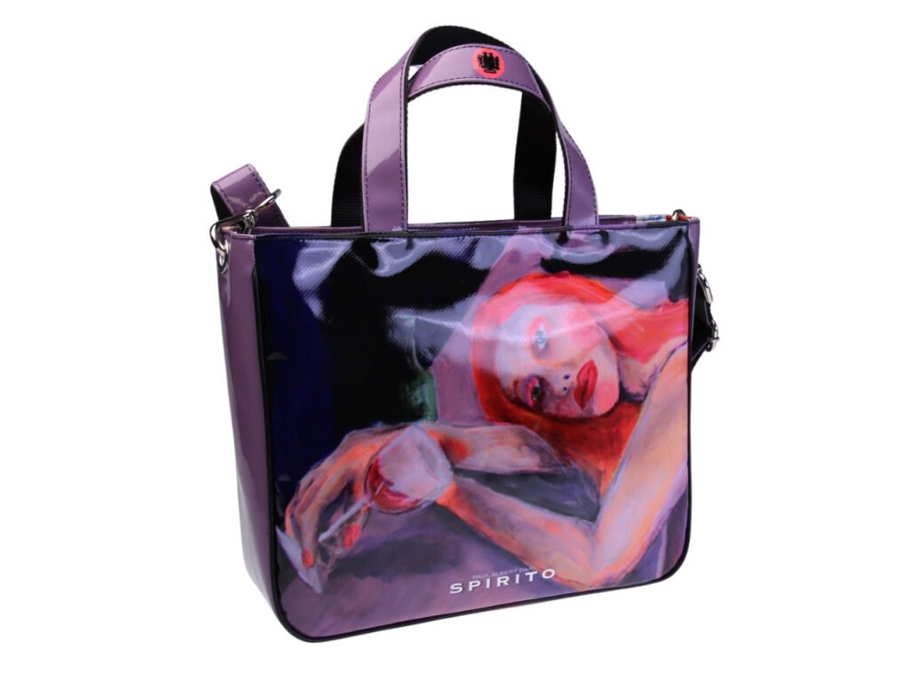 .TOTE BAG "DRINKING AGAIN" DI PAUL ALBERT DARI. MODELLO GLAM REALIZZATO CON TELONI DI CAMION. LIBRO "LA PITTURA E' DONNA INCLUSO NEL PREZZO".