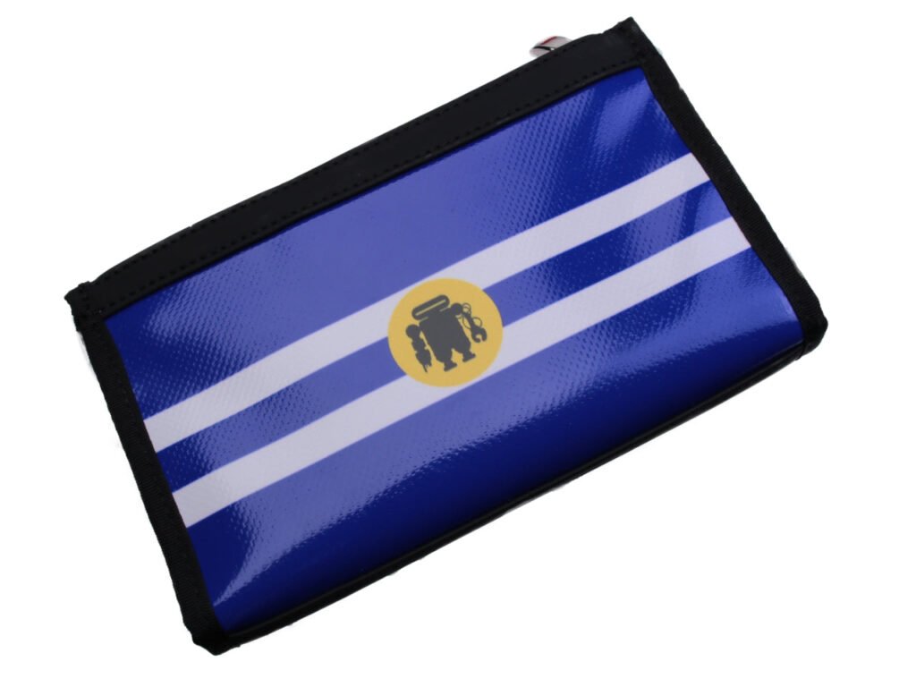 PORTAFOGLIO GRANDE DA DONNA BLU E BIANCO. FOSSA MODELLO REALIZZATA CON TELONI DI CAMION. - Edizione limitata Paul Meccanico