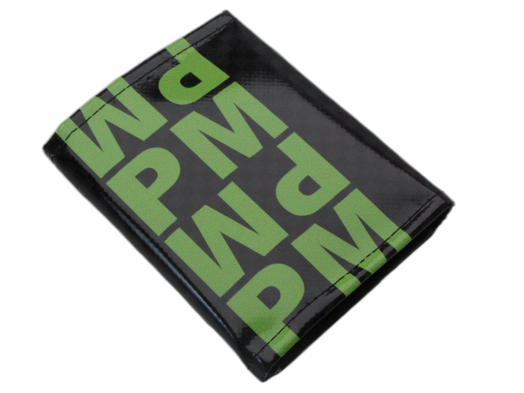 PORTAFOGLIO UNISEX NERO, GRIGIO E VERDE CON SCRITTE FANTASIA. MODELLO TREK REALIZZATO CON TELONI DI CAMION. - Edizione Limitata Paul Meccanico