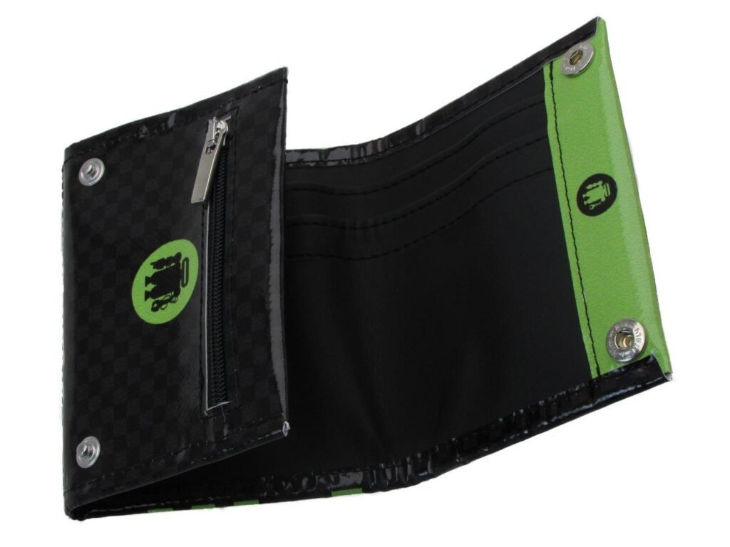 PORTAFOGLIO UNISEX NERO, GRIGIO E VERDE CON SCRITTE FANTASIA. MODELLO TREK REALIZZATO CON TELONI DI CAMION. - Edizione limitata Paul Meccanico