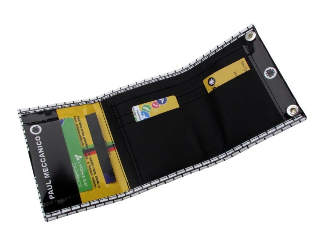 PORTAFOGLIO UNISEX NEI COLORI BIANCO E NERO. MODELLO TREK REALIZZATO CON TELONI DI CAMION. - Edizione limitata Paul Meccanico