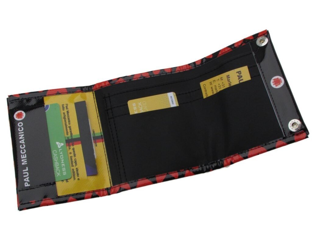 PORTAFOGLIO DA DONNA NEI COLORI ROSSO E NERO CON STAMPA DI CUORI. MODELLO TREK REALIZZATO CON TELONI DI CAMION. - Paul Meccanico