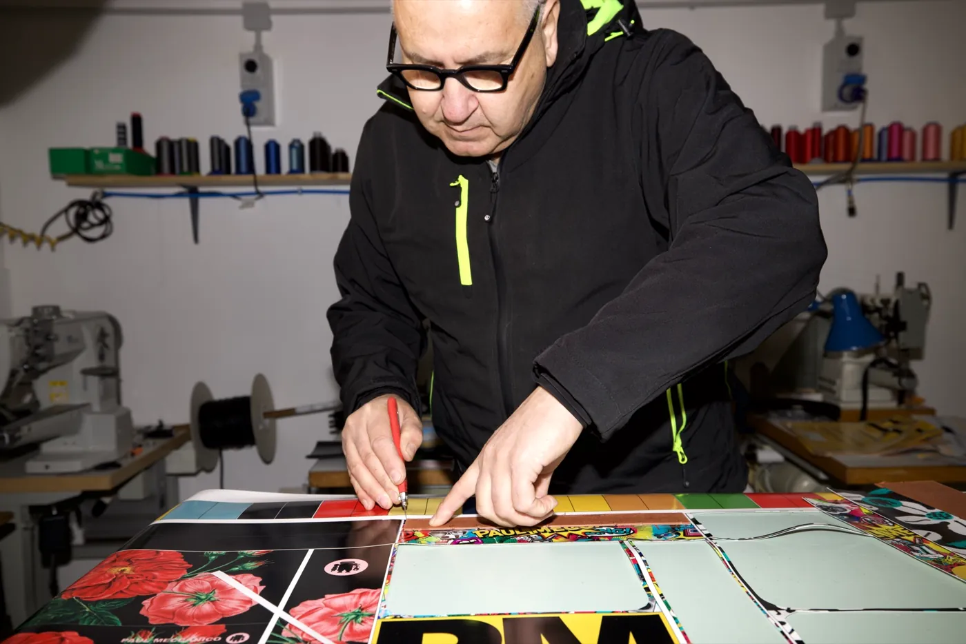 Paul al lavoro nel laboratorio Paul Meccanico, mentre taglia a mano il materiale stampato