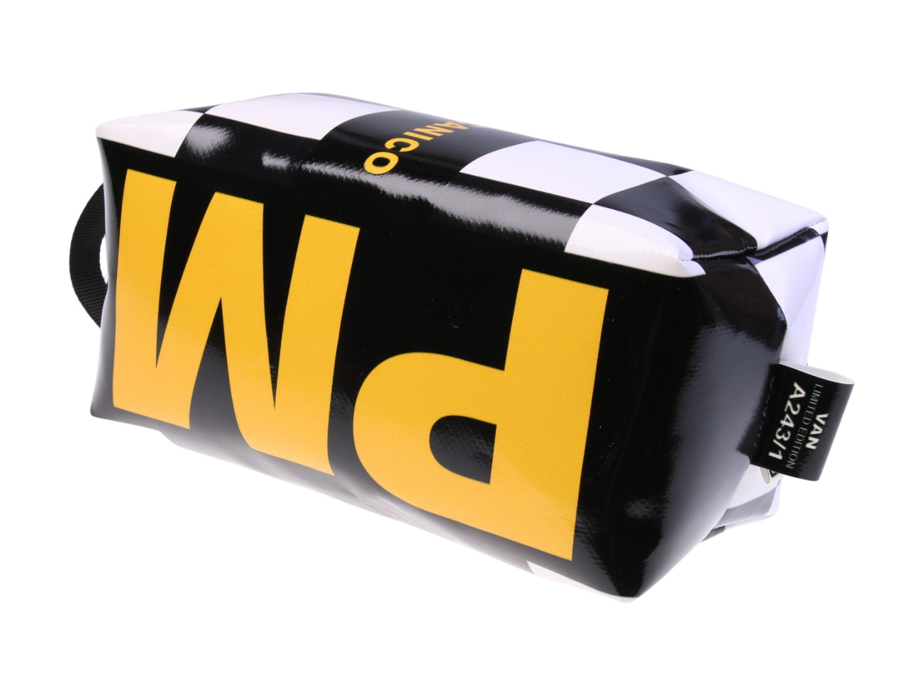 ...BEAUTY CASE IN BIANCO E NERO CON FANTASIA A SCACCHI.