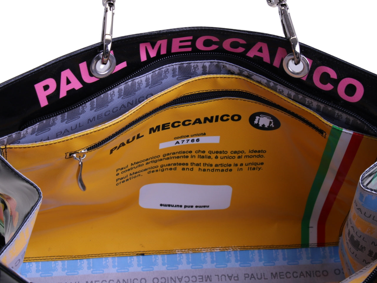 BORSA SHOPPER NERA CON FANTASIA FLOREALE. MODELLO PEPE REALIZZATO CON TELONI DI CAMION.