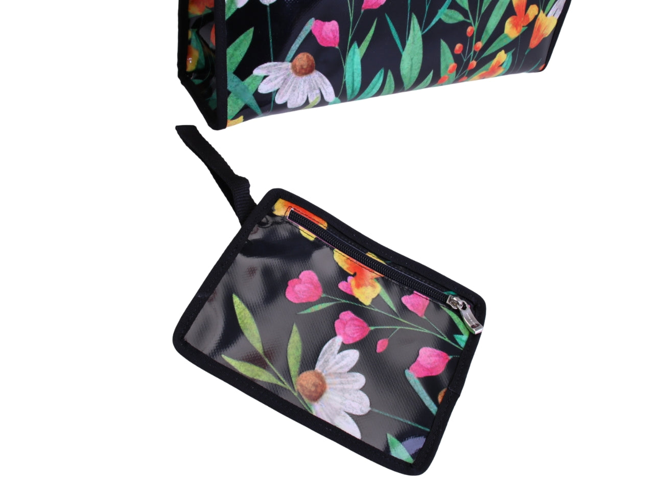 BORSA SHOPPER NERA CON FANTASIA FLOREALE. MODELLO PEPE REALIZZATO CON TELONI DI CAMION.