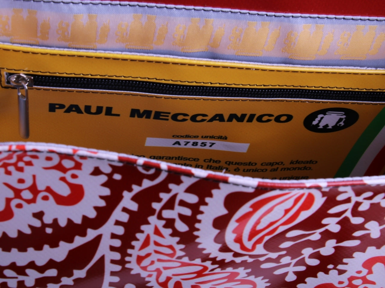 BORSA CROSSBODY ROSSA CON FANTASIA MAIOLICA. MODELLO BREAK REALIZZATO CON TELONI DI CAMION.