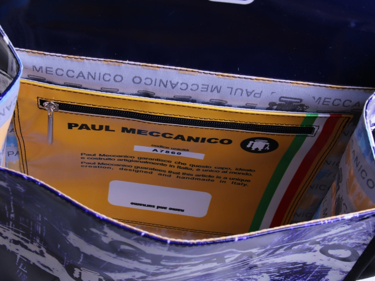 BORSA CROSSBODY BLU E BIANCA CON FANTASIA GRAFFITI. MODELLO DI ROTTURA REALIZZATO CON TELONI DI CAMION.