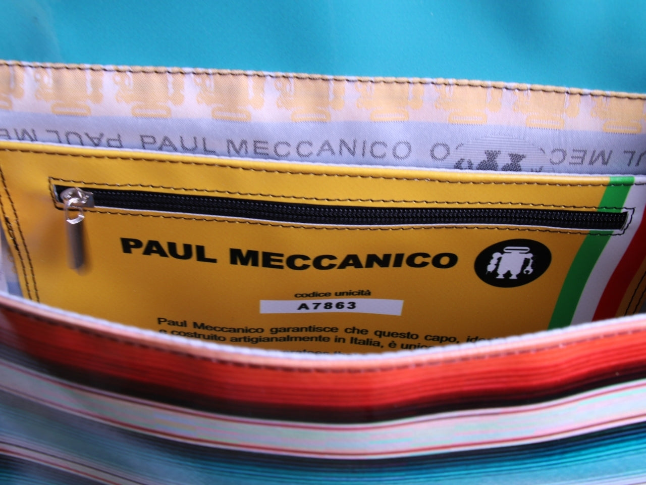 BORSA CROSSBODY A RIGHE PASTELLO. MODELLO BREAK REALIZZATO CON TELONI DI CAMION.