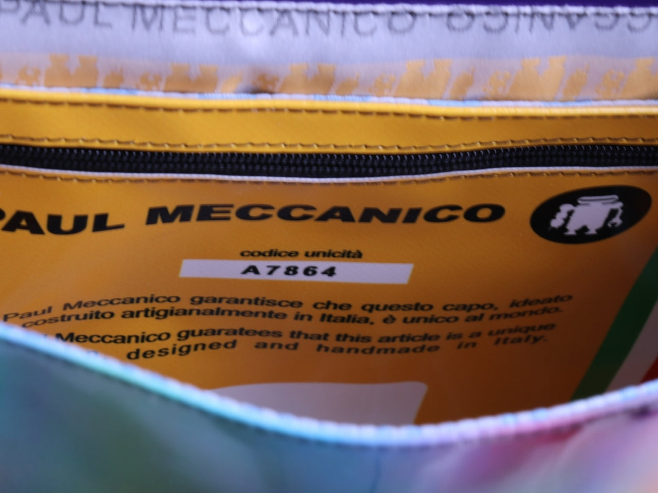 BORSA CROSSBODY CON FANTASIA TIE DYE. MODELLO DI ROTTURA REALIZZATO CON TELONI DI CAMION.