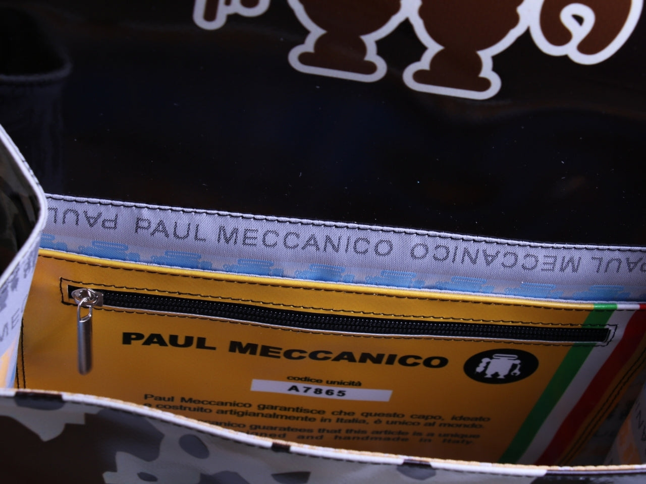 BORSA CROSSBODY IN BIANCO SPORCO CON FANTASIA CAMOUFLAGE. MODELLO DI ROTTURA REALIZZATO CON TELONI DI CAMION.