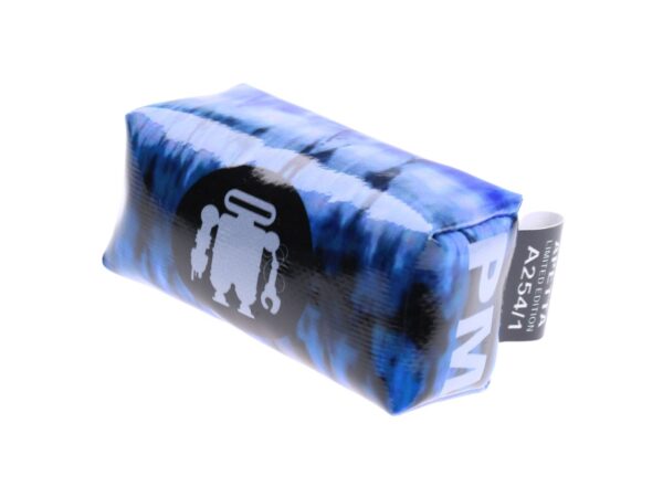 ...PORTACHIAVI A FORMA DI ASTUCCIO CON COLORI BLU CHIARO E FANTASIA TIE DYE.