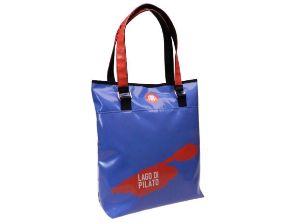 MAXI SHOPPER "DISCOVER SIBILLINI" BLUE WHITE, RED AND BLACK WITH LAGO DI PILATO PRINT. MODEL SELZ MADE OF LORRY TARPAULIN. - Limited Edition Paul Meccanico